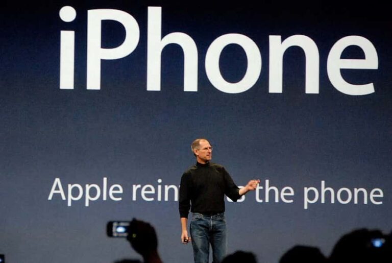 1280px Steve Jobs presents iPhone min